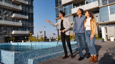 Full shot couple talking to real estate agent